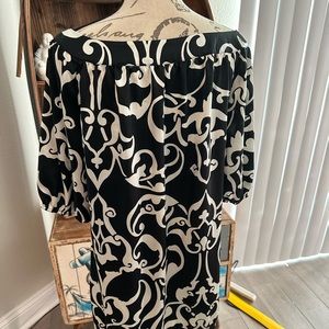 White House Black Market black and white M